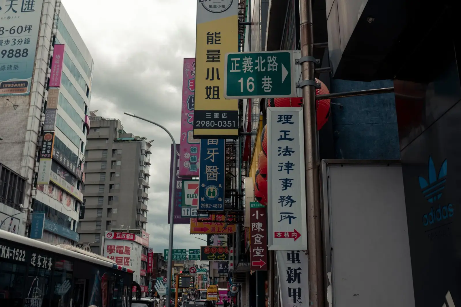 诚合信图文制作服务对比：快印、喷绘与UV打印的适用场景