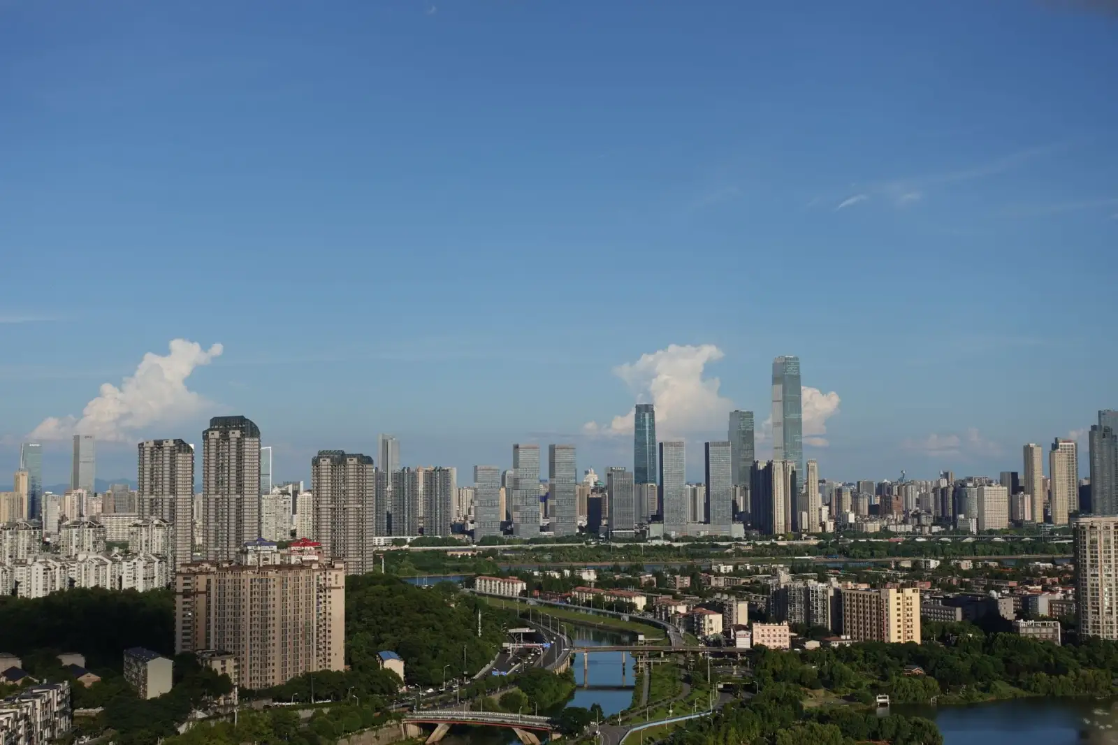 图文制作与广告设计如何协同？诚合信广告分享本地项目实操经验